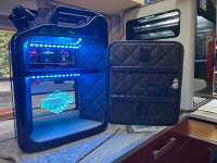 Barkanister Harley Davidson mit hinterleuchtetem Logo im Spiegel 